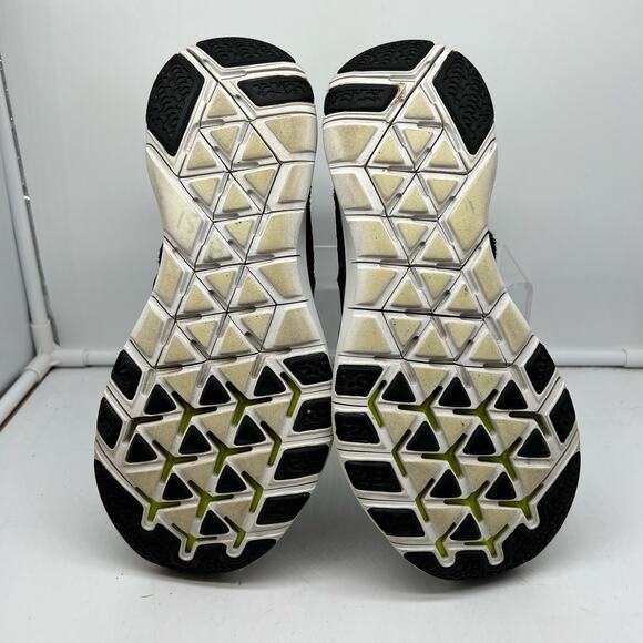 Nike Shoes Mens 8 Free Train Virtue Training 898052-001 Black White - Picture 7 of 8